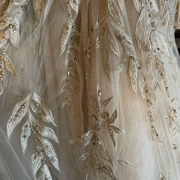 YSA Makino Wedding Gown, size 4 - Picture 5 of 11